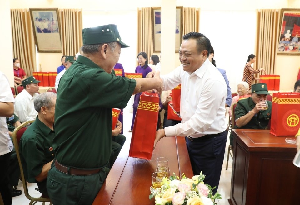 Chủ tịch UBND thành phố Hà Nội Trần Sỹ Thanh thăm, tặng quà thương binh, người có công tại Trung tâm Nuôi dưỡng và điều dưỡng người có công Hà Nội. 