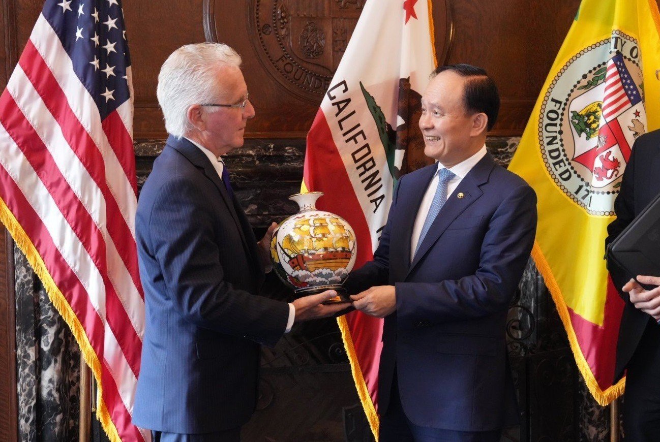 Chủ tịch HĐND TP H&agrave; Nội Nguyễn Ngọc Tuấn trao qu&agrave; lưu niệm tặng TP Los Angeles