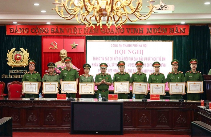 Được sự ủy quyền của lãnh đạo cấp trên, Thiếu tướng Nguyễn Thanh Tùng trao khen thưởng các tập thể, cá nhân lập thành tích trong điều tra vụ án. (Ảnh: Đạt Lê)