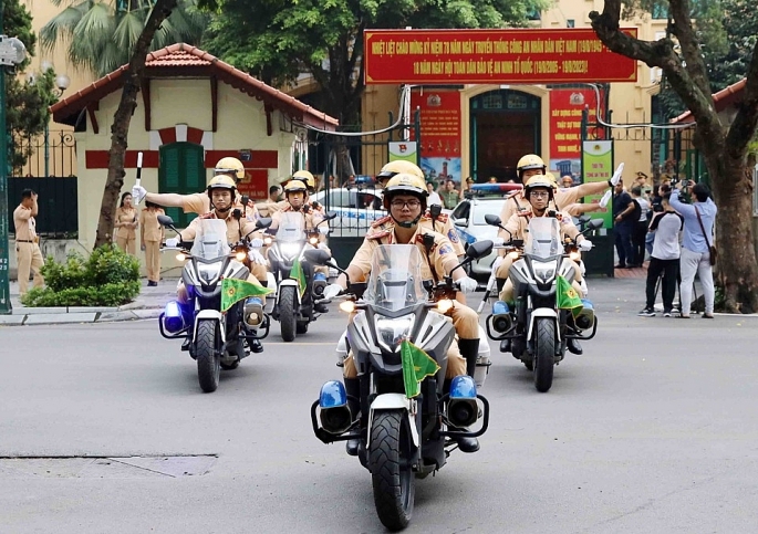 Phòng CSGT CATP Hà Nội ra quân phát động toàn tham gia phát hiện cung cấp thông tin phản ánh các hành vi vi phạm TTATGT.  Ảnh Đạt Lê