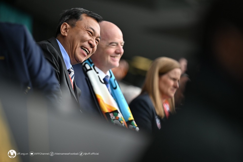 Chủ tịch FIFA Gianni Infantino và Chủ tịch LĐBĐVN Trần Quốc Tuấn theo dõi trận đấu giữa ĐT Mỹ gặp ĐT Việt Nam