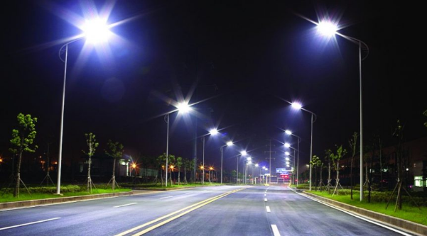 Hà Nội phấn đấu đến hết năm 2025, 100% chiếu sáng đường phố sử dụng đèn LED. Ảnh: B.Phương