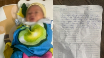 Thương tâm bé gái sơ sinh bị bỏ rơi tại dốc đê lúc sáng sớm cùng bức thư nhói lòng