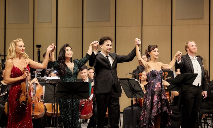 Khán giả, nghệ sỹ chương trình hòa nhạc giao hưởng Tháng Tám đặc biệt ấn tượng với nhà hát Hồ Gươm