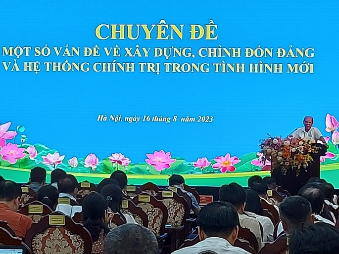 Các học viên được truyền đạt nội dung chuyên đề ''Một số vấn đề về xây dựng, chỉnh đốn Đảng và hệ thống chính trị trong tình hình mới''