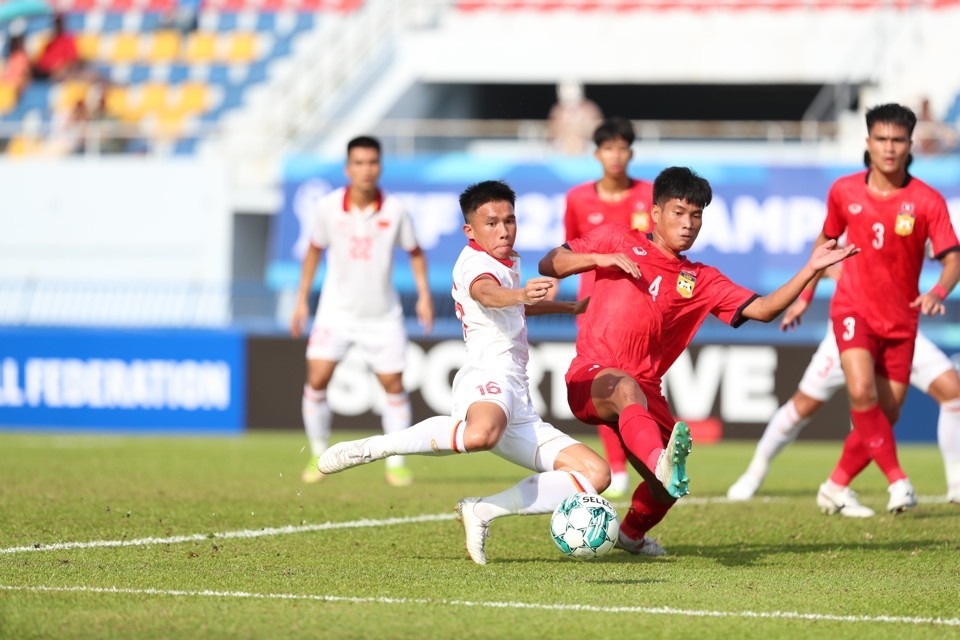 U23 Việt Nam thi đấu lấn lướt trước U23 Lào. Ảnh: Hải Hoàng