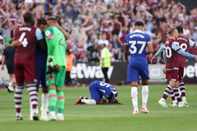Caicedo gục ngã sau khi mắc lỗi khiến Chelsea thủng lưới