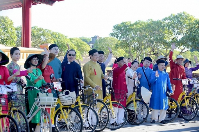 Các thành viên CLB Đình làng Việt mong muốn lan tỏa trang phục áo dài truyền thống trên hành trình kết nối di sản trên mọi miền Tổ quốc  ẢNH: CLB ĐÌNH LÀNG VIỆT