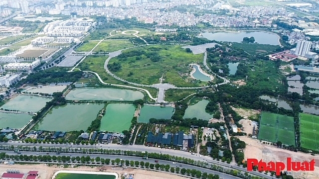 -	Dự án công viên Chu Văn An sau 7 năm quy hoạch trở thành các bãi tập kết phế liệu, vật liệu xây dựng ngổn ngang gây ô nhiễm môi trường… Ảnh: Khánh Huy