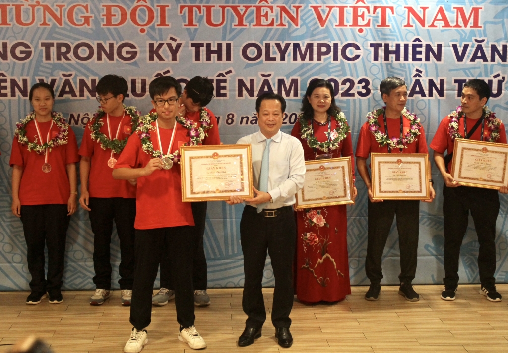 Đoàn học sinh Hà Nội giành 4 huy chương tại Kỳ thi Olympic Quốc tế Thiên văn học và Vật lý thiên văn năm 2023