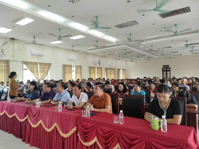 150 đại biểu tham dự lớp tập huấn đã được báo cáo viên Trần Thị Kỳ truyền đạt nhiều kiến thức bổ ích về bình đẳng giới. Ảnh: Diệu Thu