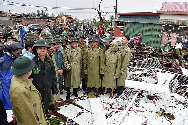 Phó Thủ tướng đã đến kiểm tra tình hình thiệt hại do lốc xoáy tại thị trấn Cửa Việt, huyện Gio Linh, tỉnh Quảng Trị - Ảnh: VGP/Đức Tuân