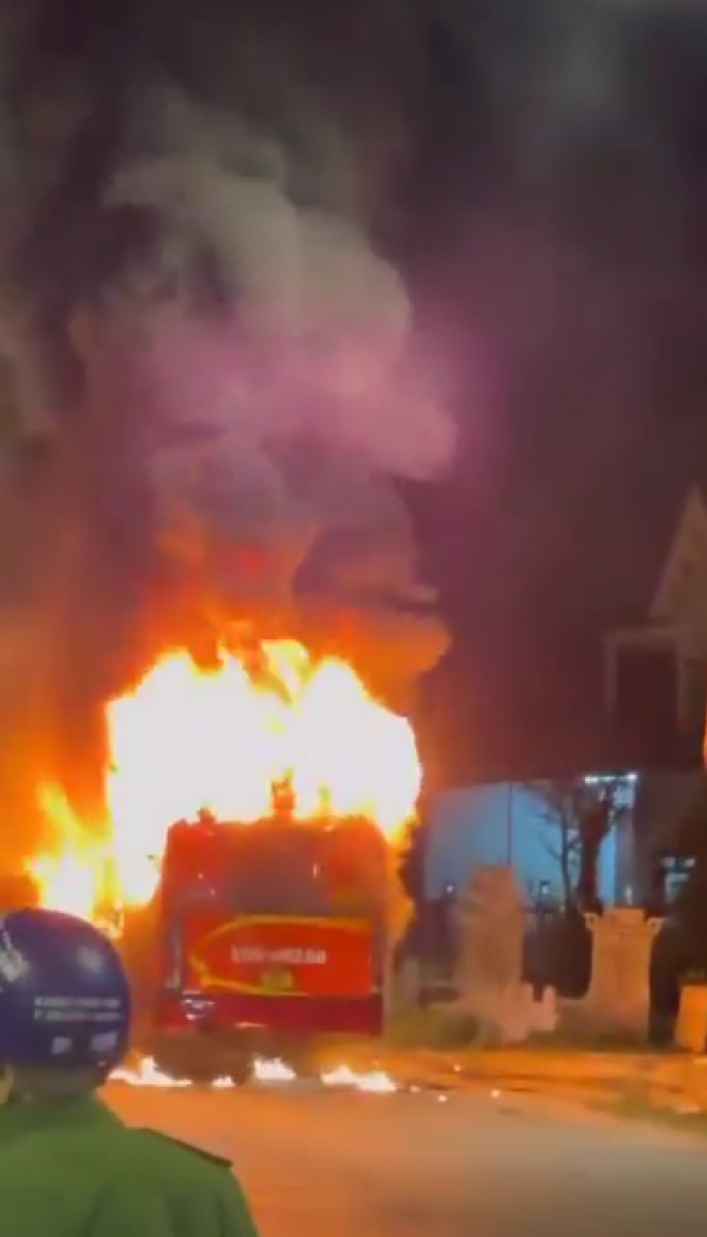 Ô tô khách bốc cháy dữ dội khi đang lưu thông trên đường (ảnh PT)