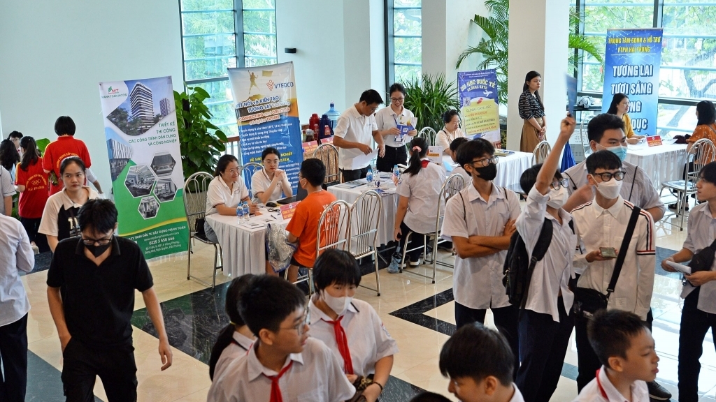 Hơn 1.500 người tham gia Phiên giao dịch việc làm và tư vấn nghề nghiệp ở Hải Phòng