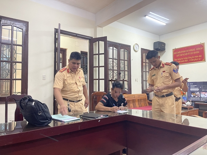 Phòng Cảnh sát giao thông đường bộ - đường sắt lập biên bản xử phạt lái xe P.H.L Ảnh: Công an tỉnh Quảng Ninh
