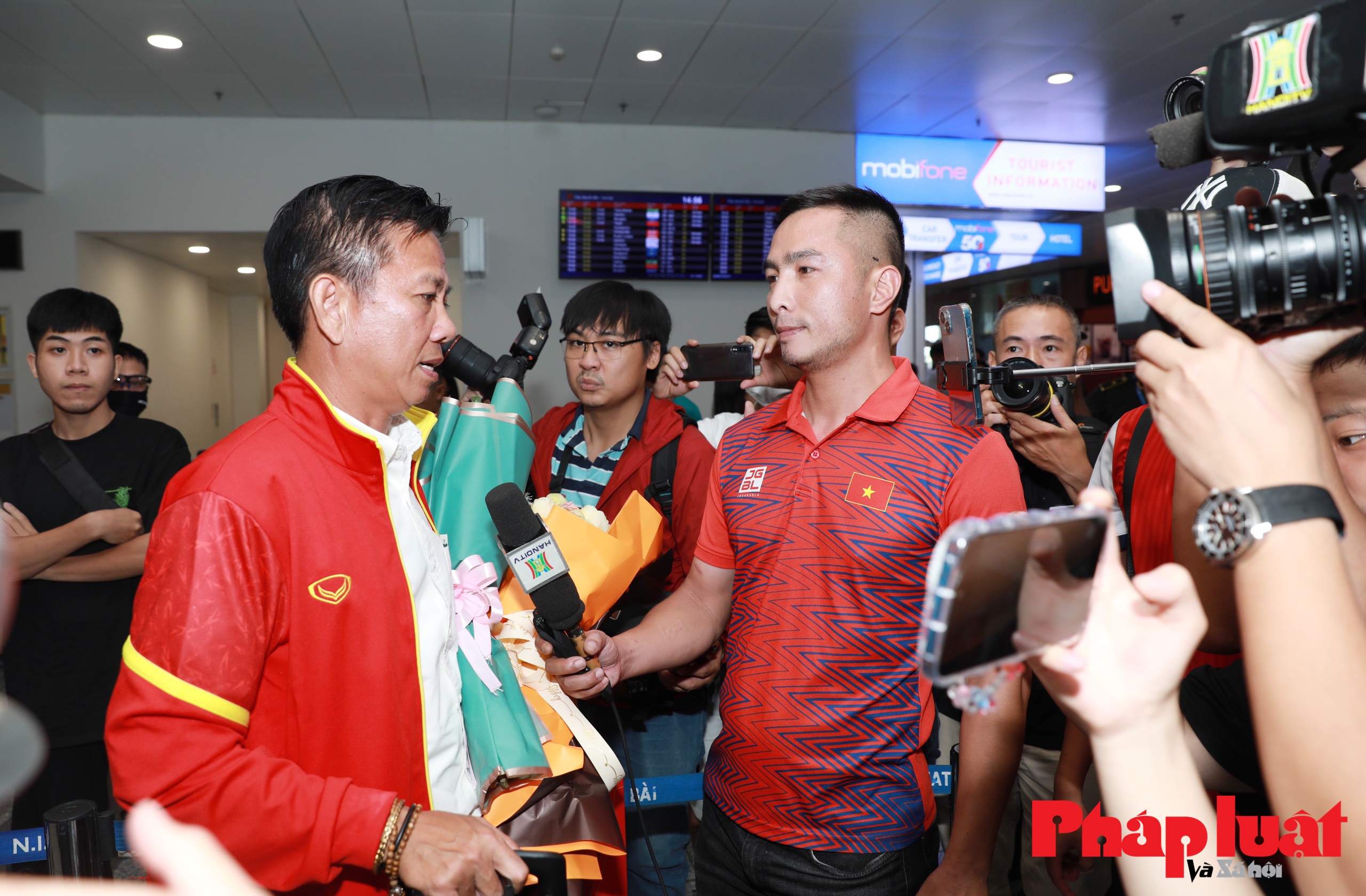 Người hâm mộ đón U23 Việt Nam về nước sau khi giành ngôi vô địch