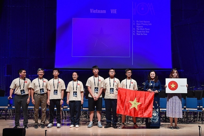 Em Phạm Thế Minh (cầm cờ) xuất sắc giành HCB kỳ thi Olympic Thiên văn và Vật lý thiên văn quốc tế                         Ảnh: Sở GD&ĐT Hà Nội