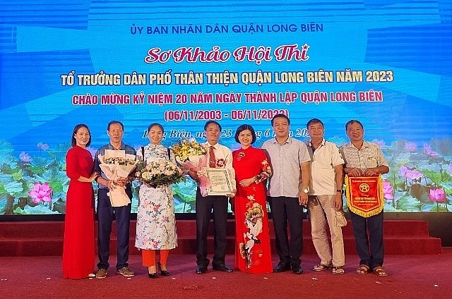 Với những việc làm cụ thể, tâm huyết đầy trách nhiệm của ông Trần Mạnh Đạt (thứ 4 từ trái qua) đã góp phần đưa tổ dân phố 13, phường Gia Thụy ngày càng phát triển và đi vào chiều sâu. Ảnh: Thành Trung