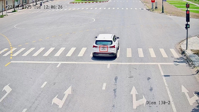Xe ô tô vượt đèn đỏ tại Ngã 4 Hùng Vương - Huỳnh Thúc Kháng, xã Tân Tiến. Ảnh: Công an TP Bắc Giang