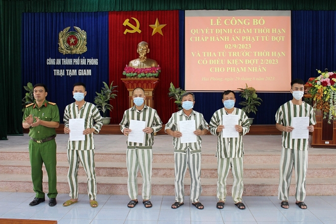 Thượng tá Nguyễn Văn Trực, Phó Giám thị Trại Tạm giam CATP trao Quyết định cho các phạm nhân