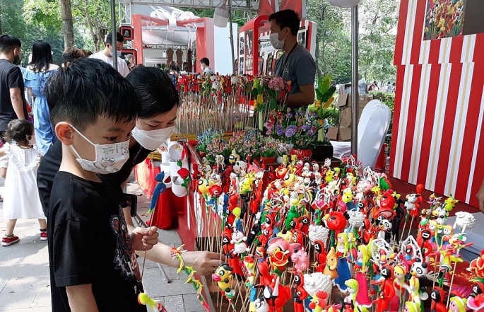 Người dân tham quan và mua sản phẩm thủ công Tò he (Phú Xuyên) tại Lễ hội Quà tặng Du lịch Hà Nội 2022. Ảnh: Lê Nam