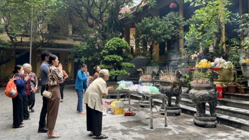 Mùa Vu Lan: Hãy làm trọn đạo hiếu khi cha mẹ còn sống