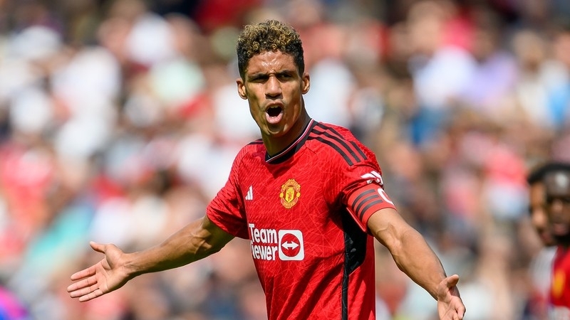 Man Utd nhận tin dữ từ Raphael Varane