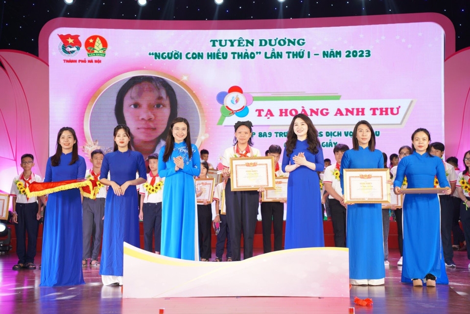 Hà Nội tuyên dương 110 gương Người con hiếu thảo Hà Nội tuyên dương 110 gương Người con hiếu thảo