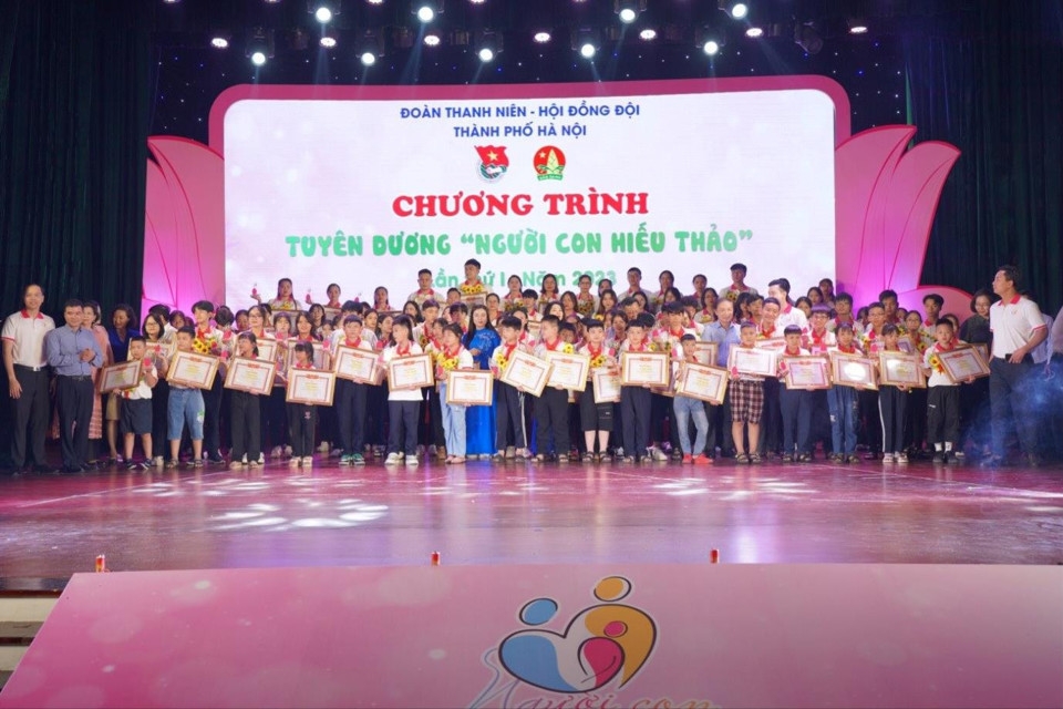 Hà Nội tuyên dương 110 gương Người con hiếu thảo Hà Nội tuyên dương 110 gương Người con hiếu thảo