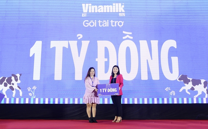 Đại diện Vinamilk trao bảng tài trợ 1 tỷ đồng cho ban tổ chức 