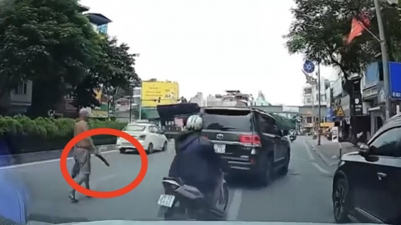 Lý do người đàn ông phi dao vào kính xe ô tô đang di chuyển ở Hà Nội