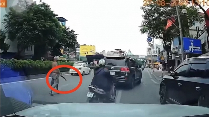Tạm giữ hình sự người đàn ông phi dao vào xe ô tô Land Cruiser trên đường Nguyễn Văn Cừ