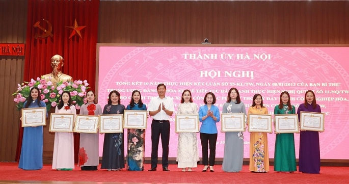 Trưởng ban Dân vận Thành ủy Đỗ Anh Tuấn và Bí thư Quận uỷ Thanh Xuân Bùi Huyền Mai trao Bằng khen cho các cá nhân có thành tích.