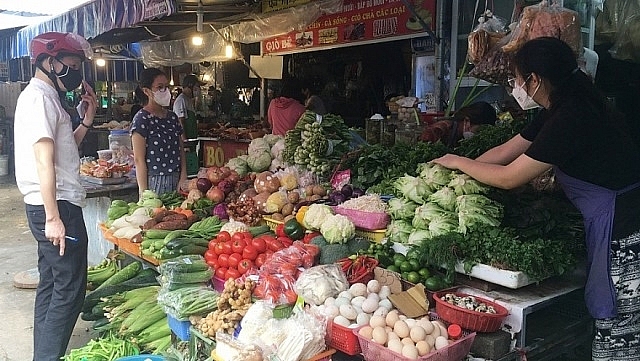 Hiện tại, TP Hà Nội có hơn 400 chợ, với hơn 90 nghìn hộ kinh doanh, trong đó đa phần là nữ. Ảnh: Cẩm Anh