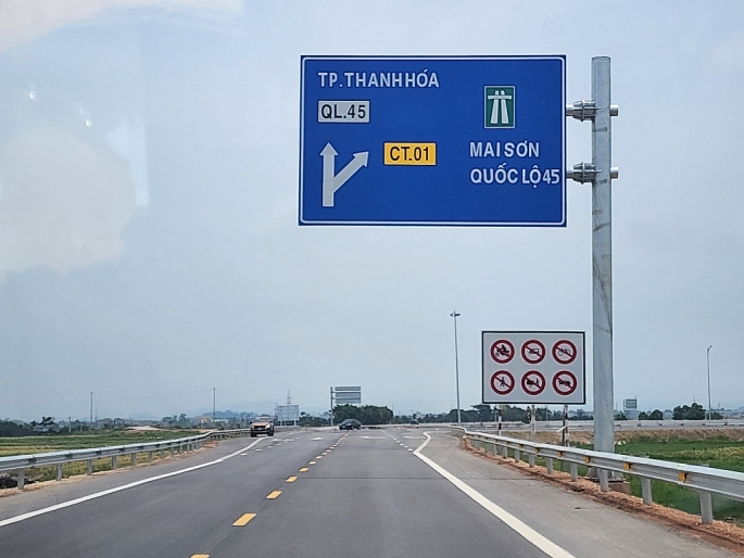 Các phương tiện lưu thông trên cao tốc lưu ý biển báo và chú ý tốc độ quy định (ảnh Huy Hoàng)