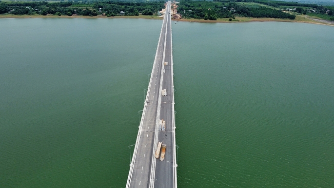 Cầu vượt hồ Yên Mỹ là cây cầu vượt hồ dài nhất cao tốc