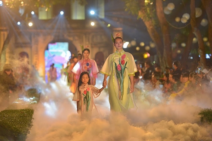 Chiếc áo dài là hình ảnh quen thuộc ở Hà Nội trong những dị̣p lễ quan trọng, trong cuộc sống ngày thường      Ảnh: Khánh Huy