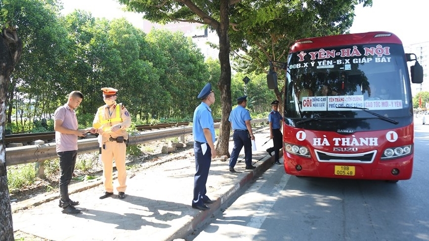 Hà Nội: Ra quân xử phạt hàng loạt xe khách trên đường Giải Phóng