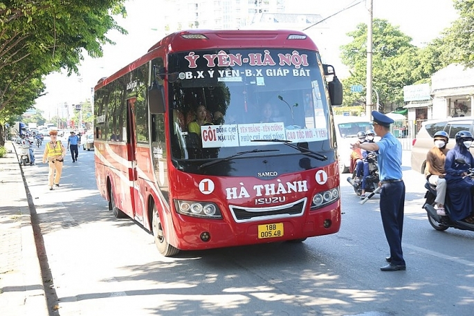  Chiều ngày 31/8, tổ liên ngành gồm có Đội Thanh tra giao thông cơ động phối hợp với Phòng CSGT tiến hành kiểm tra, xử lý vi phạm trên tuyến đường Giải Phóng.