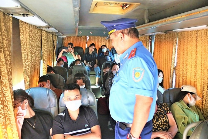  Lực lượng liên ngành kiểm tra số lượng hành khách trên xe.