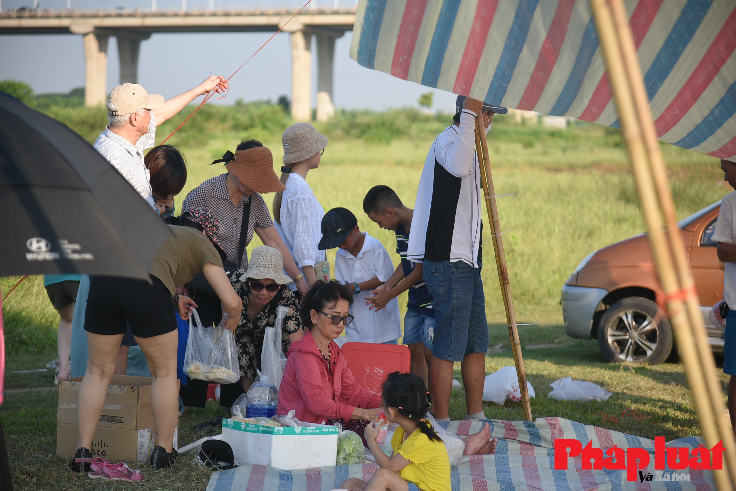 Nghỉ lễ Quốc Khánh: Người dân rủ nhau cắm trại dưới chân cầu Vĩnh Tuy