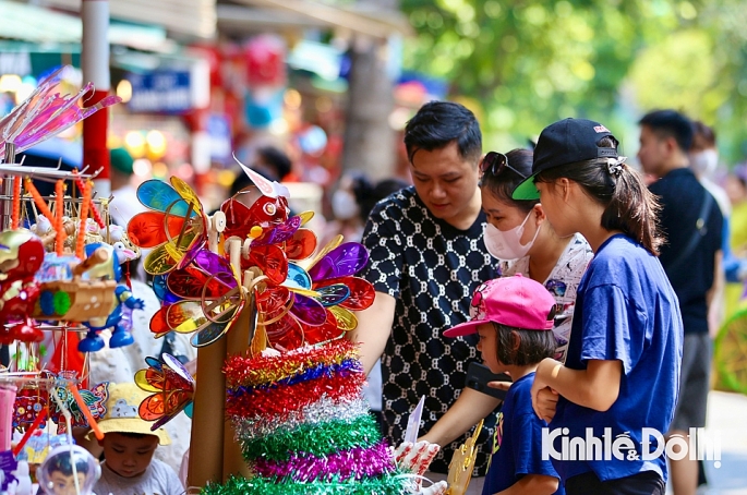 Phố Hàng Mã thu hút đông đảo du khách trước thềm Tết Trung thu