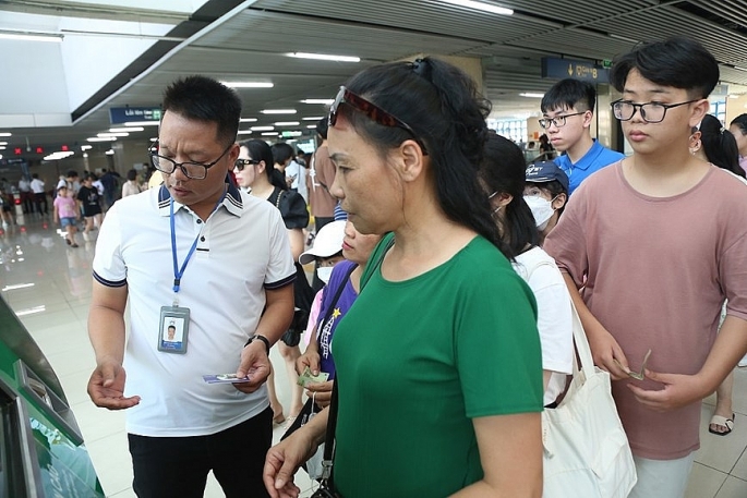 Người dân mua vé tàu điện Cát Linh - Hà Đông