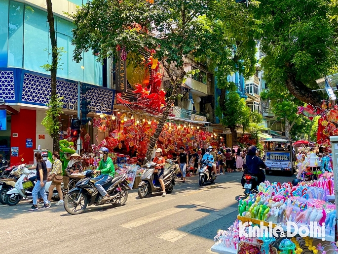  Con phố được ''nhuộm đỏ'', lung linh đèn lồng, đèn ông sao và vô vàn đồ chơi thiếu nhi.