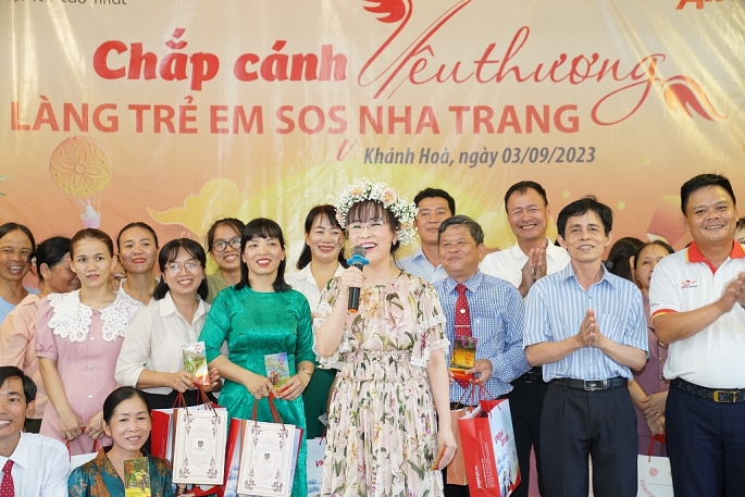 Nữ doanh nhân hát tặng các em ca khúc Tiếng hát giữa rừng Pac Bó- tưởng nhớ Bác kính yêu nhân ngày Độc lập