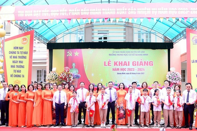 Phó Bí thư Thành ủy Nguyễn Văn Phong chụp ảnh lưu niệm với thầy và trò trường THCS Quang Minh