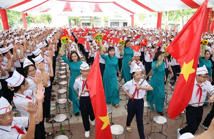 Thầy và trò Trường THCS Ngô Quyền, Đông Anh tiến hành các nghi thức chuẩn bị cho lễ khai giảng (ảnh Thanh Hải).