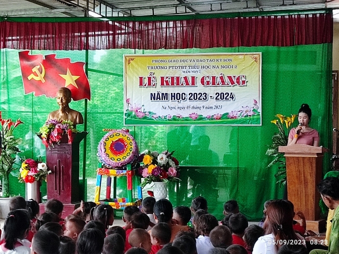 Lễ khai giảng đơn sơ, ấm áp ở ngôi trường miền biên giới Kỳ Sơn, Nghệ An (Ảnh Hoàng Phạm)