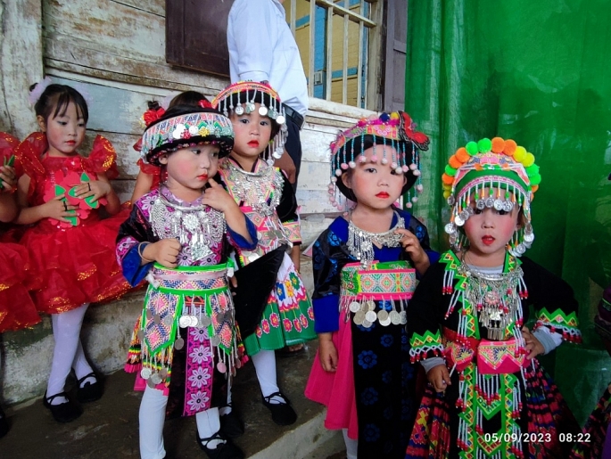 Hình ảnh đáng yêu của những em bé học sinh con em dân tộc thiểu số vùng cao Nghệ An chuẩn bị cho tiết mục văn nghệ chào mừng năm học mới