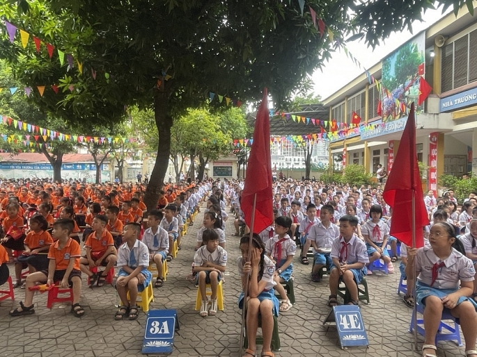 Từ 7h30p sáng 5/9, toàn thể các đơn vị giáo dục trên địa bàn tỉnh Nghệ An bước vào phần Lễ khai giảng năm học mới